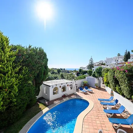 Chimenea With Pool And Lovely Garden فيلة